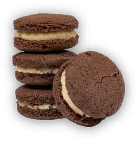 Tumpukan sandwich cookie KriWul berwarna cokelat dengan isian krem di tengah.