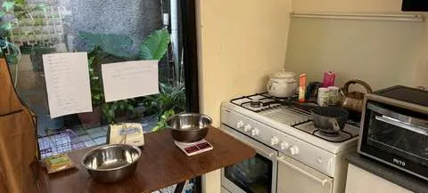 Dapur rumah produksi KriWul dengan oven dan meja kerja.
