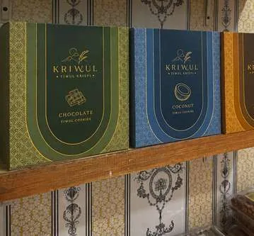 Dua kotak KriWul, Chocolate dan Coconut, dipajang berdampingan di rak toko.